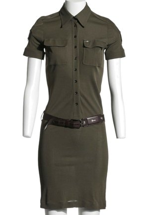 Robe-chemise kaki à manches courtes avec boutons sur le devant, deux poches poitrine, col et ceinture marron foncé à la taille sur un mannequin.