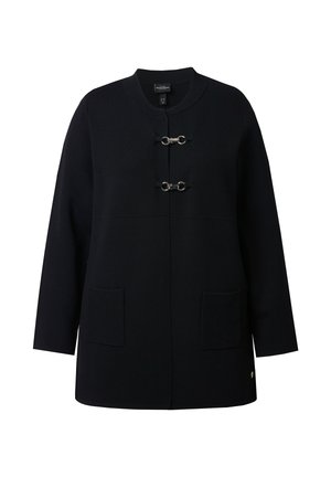 Cappotto nero a maniche lunghe con colletto rotondo, due tasche applicate frontali e due chiusure orizzontali con ganci e occhielli in metallo.