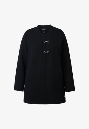 Cappotto nero a maniche lunghe con colletto rotondo, due tasche applicate frontali e due chiusure orizzontali con ganci e occhielli in metallo.