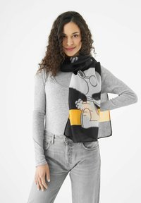 Zwarte en grijze sjaal met een Snoopy-afbeelding, met een oranje accent aan de onderkant. Gemaakt van zachte, lichte stof en met een patroon.