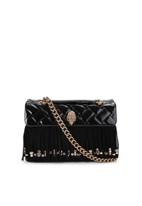 Czarna torebka z lakierowanej skóry, z pikowanym wzorem, frędzlami w czarnym kolorze, metaliczną złotą rączką oraz dekoracyjnymi klejnotami.