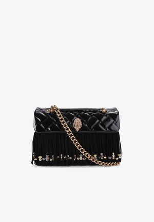 Borsa nera in pelle lucida con design trapuntato, dettagli frangiati neri, tracolla in catena metallica dorata e decorazioni con gioielli.