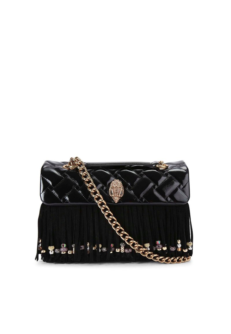 Czarna torebka z lakierowanej skóry, z pikowanym wzorem, frędzlami w czarnym kolorze, metaliczną złotą rączką oraz dekoracyjnymi klejnotami.