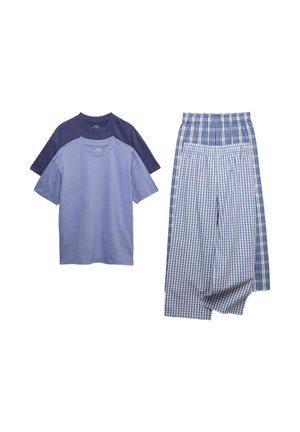 Zwei blaue kurzärmlige T-Shirts kombiniert mit zwei blauen gemusterten Pyjamahosen, alle flach auf einem weißen Hintergrund ausgelegt.