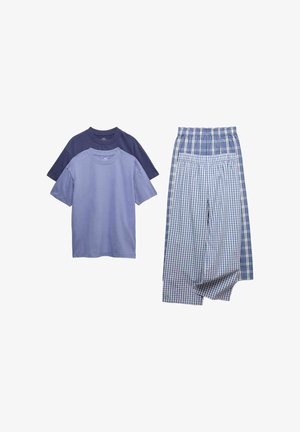To blå t-shirts med korte ærmer parret med to blå mønstrede pyjamasbukser, alle lagt fladt på en hvid baggrund.