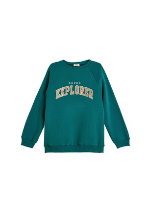 Sudadera verde con mangas raglán, que presenta "SUPER EXPLORER" en texto crema a lo largo del pecho. Tejido texturizado con puños y dobladillo acanalados.