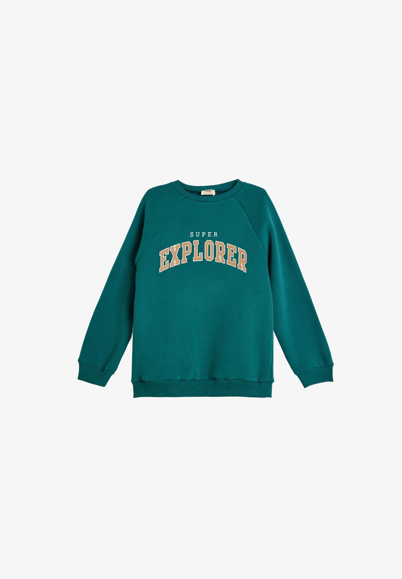 Sudadera verde con mangas raglán, que presenta "SUPER EXPLORER" en texto crema a lo largo del pecho. Tejido texturizado con puños y dobladillo acanalados.