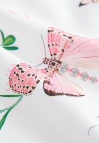 Valkoinen kangas, jossa on yksityiskohtaisia kuvioita vaaleanpunaisista perhosista ja vihreistä lehdistä, sileä rakenne ja kirkkaat, vastakkaiset värit.