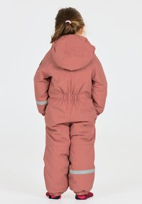 Kinderen roze geïsoleerde sneeuwoverall met een capuchon, elastische taille en zilveren reflecterende accenten, ontworpen voor warmte en mobiliteit in koude omstandigheden.