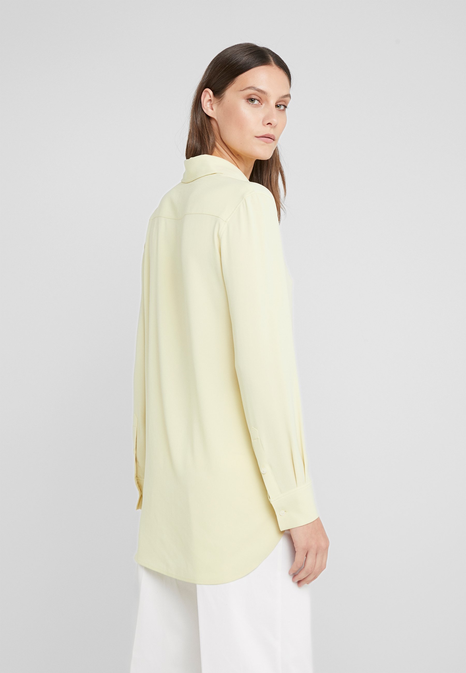 Filippa K LONG CREPE SHIRT Skjorte waxgul Zalando.no Filippa K LONG CREPE SHIRT Skjorte navy Zalando.no