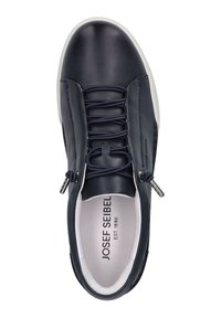 Navy nahkaiset lenkkarit, joissa on pyöreä kärki, joustavat nauhat, hopeiset yksityiskohdat ja kimaltava valkoinen pohja. Brändin logo näkyy sisällä.