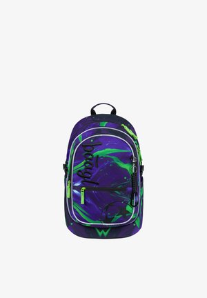 Lila-grüner marmorierter Rucksack mit vorderer Reißverschlusstasche, schwarzem besticktem "loqi"-Schriftzug, Stern-Grafik und schwarzem Schlüsselanhänger-Karabiner.