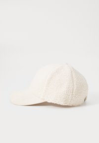 Ecrufarbene Fleece-Baseballmütze mit einer weichen, strukturierten Krone und einem glatten, geschwungenen Schirm auf weißem Hintergrund.