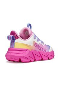 Vícebarevné tenisky GEOX mají bílý síťovaný svršek s přechodem z růžové do žluté, růžovou robustní podrážku a pruhovaný poutko na patě.