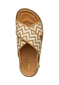 Chancla marrón con tiras trenzadas en blanco y marrón, plantilla suave con perforaciones, hebilla lateral ajustable y logo dorado "GEOX".