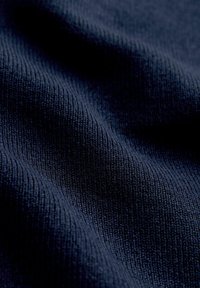 Țesătură bleumarin închis cu o textură fină tip nervură, prezentând pliuri moi și netede. Materialul pare ușor și flexibil.