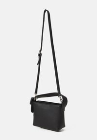 Borsa a tracolla in pelle nera con forma rettangolare, tracolla regolabile, hardware in argento e texture liscia. Design semplice senza decorazioni.