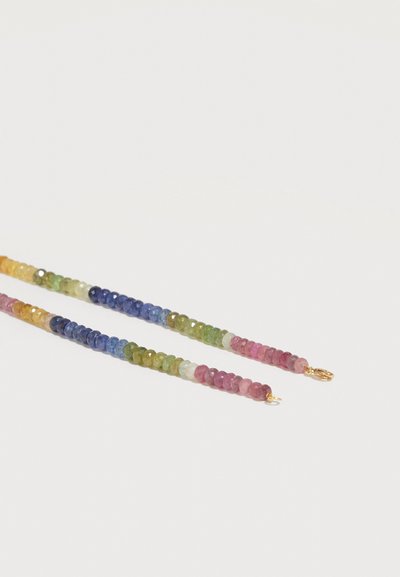 Δύο σειρές από μικρούς, γυαλισμένους πολύχρωμους πολύτιμους λίθους με χρυσά κούμπωμα σε λευκό φόντο.