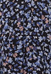 Tissu sombre avec un motif floral dispersé de fleurs bleu et rose pâle, présentant de petites fleurs abstraites à cinq pétales réparties uniformément.