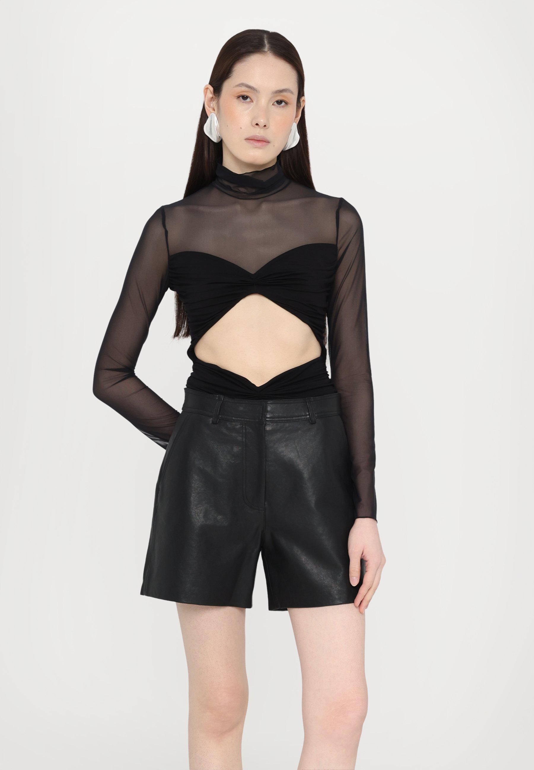 【送料&関税込】Weekend Max Mara Virgola Leather Shorts Leather shorts, black | Weekend Max Mara