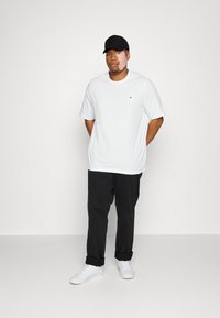 Tommy Hilfiger TEE - T-shirt básica - white