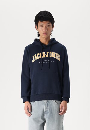 Felpa blu marina con tasca frontale e cappuccio con coulisse. Presenta la scritta "JACK & JONES" in giallo e bianco. Realizzata in tessuto morbido.