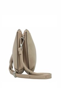 Bolso cruzado de piel beige con dos compartimentos, herrajes en plata y correa ajustable. Textura suave y diseño minimalista.