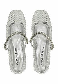 Tacco a blocco trasparente in plastica con un motivo testurizzato, accent metallici argento e un dettaglio a catena decorativa.