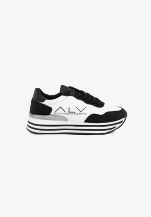 Zwart-witte sneakers met een strak ontwerp, gemaakt van suede en synthetische materialen, met een ronde neus, vetersluiting en een gelaagde gestreepte zool.