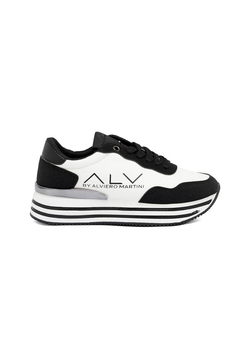Zwart-witte sneakers met een strak ontwerp, gemaakt van suede en synthetische materialen, met een ronde neus, vetersluiting en een gelaagde gestreepte zool.