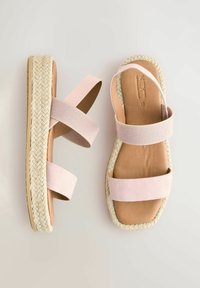 Rosa mockaskinnsandaler med två breda remmar, en vävd jute-sula och en ljusbrun fotsula. Platt design med en avslappnad look.