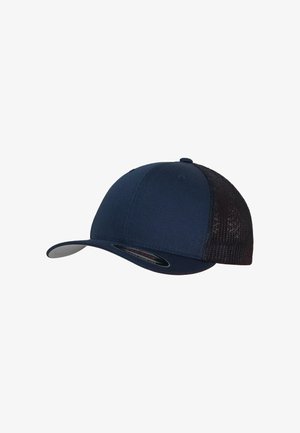 Granatowa czapka z solidnym przednim panelem i siateczkowym tyłem. Wygięty daszek w jasnoszarym kolorze z okrągłą naszywką logo na spodzie.