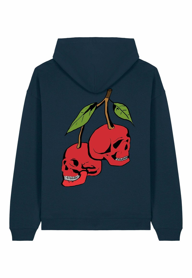 Námořnická mikina s kapucí se zobrazením dvou červených lebek se zelenými listy a hnědým stonkem, umístěná na zádech, s žebrovanými manžetami a spodním lemem.