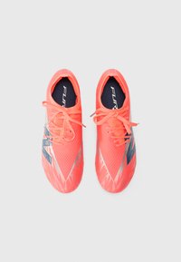 Scarpe da calcio in corallo brillante con superficie texturizzata, dotate di accenti argentati e un design slanciato e aerodinamico. Inclusi lacci e un colletto imbottito.