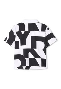 Korte mouw blouse in zwart-wit stof met een abstract geometrisch patroon en vette letters, klassieke kraag en rechte zoom.