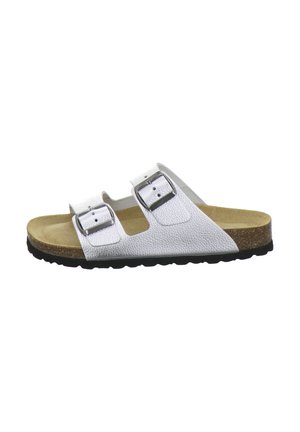 Weiße Slip-On-Sandale mit zwei verstellbaren silbernen Schnallen, hellbraunem Fußbett, Kork-Mittelsohle und schwarzer strukturierter Sohle.