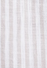 Gros plan sur un tissu blanc avec des rayures verticales marron clair uniformément espacées et une texture tissée visible.