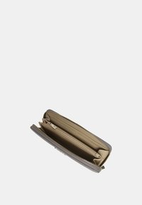 Portafoglio in pelle grigia con chiusura a zip, dotato di più scomparti con interno beige, compreso uno slot per schede e una piccola tasca con zip.