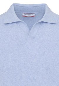 Hellblaues Strick-Poloshirt mit weichem Kragen und Felix Hardy Markenlabel Größe M am Halsausschnitt.