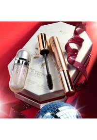 KIKO Snow Kissed Holiday gavegave med sølvhette, en svart mascara i en rosegull tube, og dekorativ emballasje med glitrende bånd.