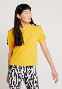 Fila ADALMIINA TEE - Camiseta estampada - citrus