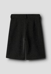 Črne kratke hlače z teksturirano površino, ki imajo gladek pas, dva sprednja plitva nabora in sproščen kroj. Brez vidnih žepov ali kovinskih delov.