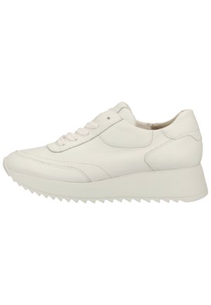 Biały skórzany trampki na platformie z wiązaniem z przodu, wyściełanym kołnierzem i żłobioną podeszwą, pokazane z profilu na białym tle.