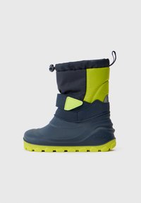Botte imperméable bleu marine et vert citron avec un col rembourré, une sangle en Velcro et une semelle texturée pour l'adhérence. Bout rond et conception légère.
