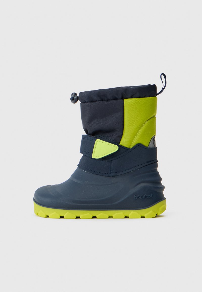 Botas impermeables en azul marino y verde lima con puño acolchado, correa de velcro y suela texturizada para mayor tracción. Punta redonda y diseño ligero.