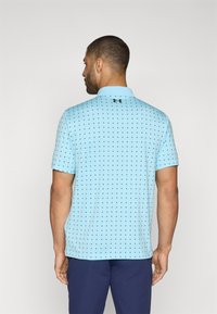 Polo de culoare albastru deschis, fabricat dintr-un material respirabil, cu un design pătrățos format din mici puncte negre și un guler pliat. Logo negru pe spate.