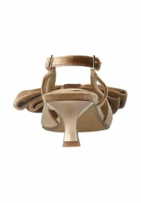 Sandalo beige con tacco alto, realizzato in morbido tessuto, con cinturino alla caviglia regolabile e tacco sottile in metallo. Presenta materiale arricciato sulla punta.