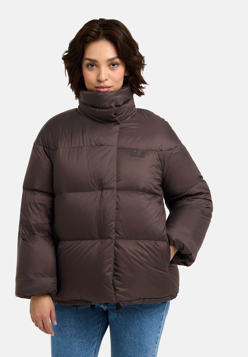 Veste matelassée marron avec col haut, design matelassé et poignets élastiques. Détails de logo sur la poitrine et ourlet à cordon de serrage.