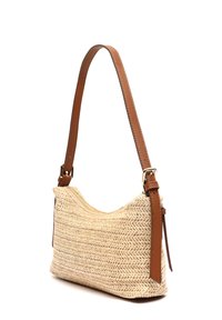 Kudottu olkalaukku olkahihnalla, joka on kaareva muoto, vaalean beige väri, ruskea nahkahihna ja säädettävä solki. Teksturoitu pinta on näkyvissä.