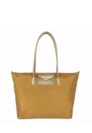 Borsa tote in tela di colore giallo senape con dettagli metallici dorati e doppi manici, dotata di una tasca a flap testurizzata e chiusura con zip.